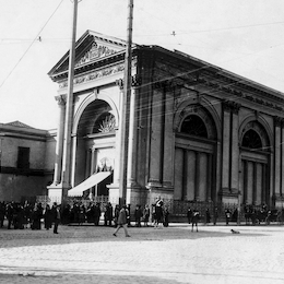 Monasterio de las Monjas Claras a la hora de salida de misa, 1913.