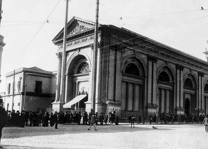 Monasterio de las Monjas Claras a la hora de salida de misa, 1913.