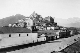 Vista desde la Alameda de Santiago, al fondo se ve el cerro Santa Lucía, a la izquierda el Convento de las Monjas Claras.