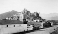 Vista desde la Alameda de Santiago, al fondo se ve el cerro Santa Lucía, a la izquierda el Convento de las Monjas Claras.