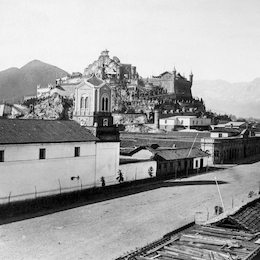Vista desde la Alameda de Santiago, al fondo se ve el cerro Santa Lucía, a la izquierda el Convento de las Monjas Claras.