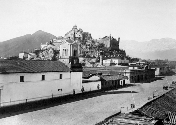 Vista desde la Alameda de Santiago, al fondo se ve el cerro Santa Lucía, a la izquierda el Convento de las Monjas Claras.