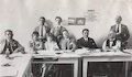 3. Grupo de personas en mesa de votación, hacia 1926