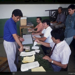 7. Ciudadano votando en elección presidencial de 1989