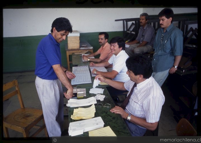 7. Ciudadano votando en elección presidencial de 1989