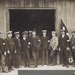 1. Fundadores de Cuerpo de Asistencia Pública, actualmente la Cruz Roja Chilena, filial Punta Arenas, hacia 1905.