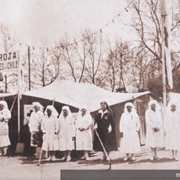 9. Puesto de primeros auxilios instalado en la entrada de la Quinta Normal. Santiago, hacia 1930.