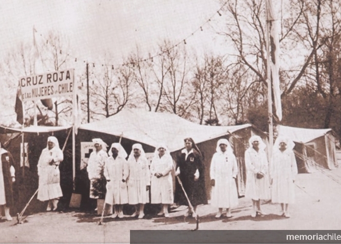 9. Puesto de primeros auxilios instalado en la entrada de la Quinta Normal. Santiago, hacia 1930.