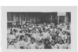 4. Alumnas de la Escuela Isidora Cousiño, en Lota Alto.