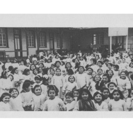 4. Alumnas de la Escuela Isidora Cousiño, en Lota Alto.