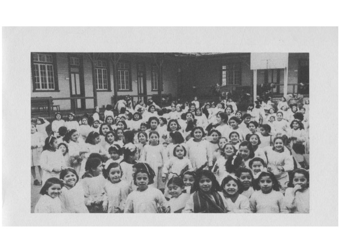 4. Alumnas de la Escuela Isidora Cousiño, en Lota Alto.