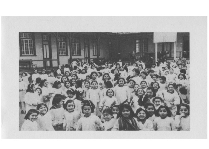 4. Alumnas de la Escuela Isidora Cousiño, en Lota Alto.