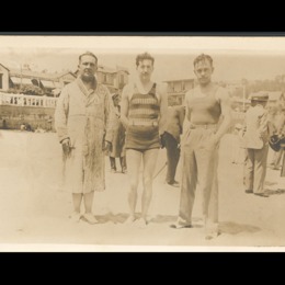 2. Eduardo Matte y Ossa y dos hombres en la playa de Cartagena, 1925.