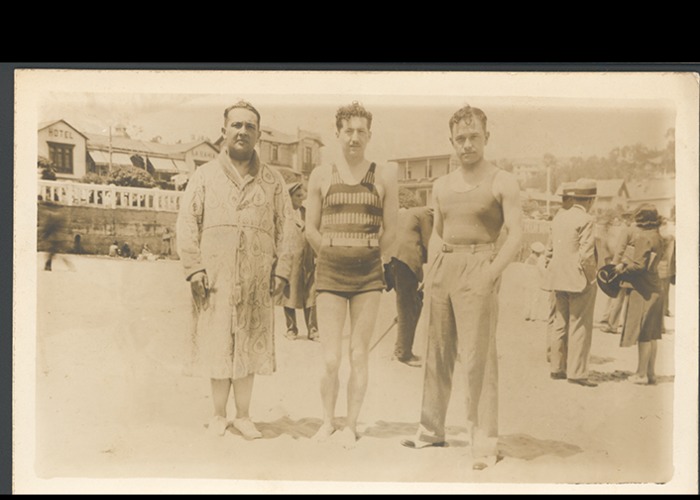 2. Eduardo Matte y Ossa y dos hombres en la playa de Cartagena, 1925.