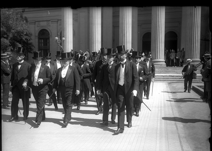 8. Políticos saliendo del Congreso Nacional, 1912.