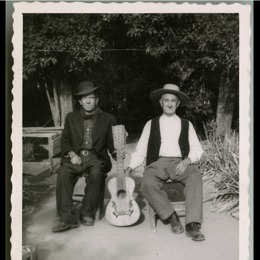 11. Retratos de dos campesinos junto a un guitarron, 1935.