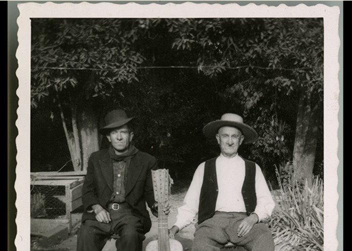 11. Retratos de dos campesinos junto a un guitarron, 1935.