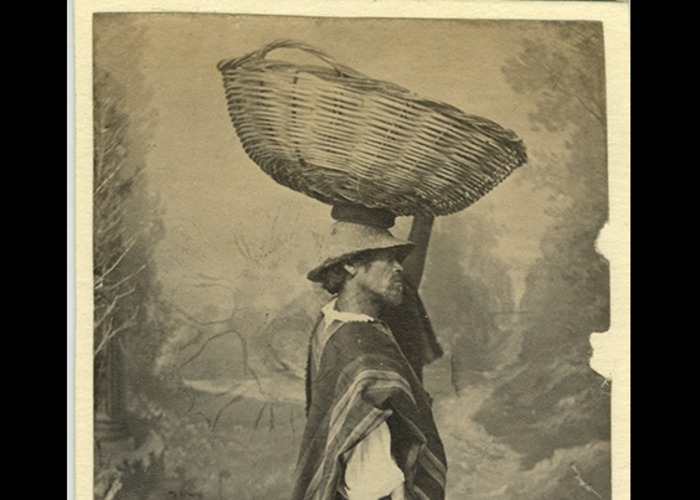 12. Vendedor callejero con poncho y una canasta sobre la cabeza, 1885.