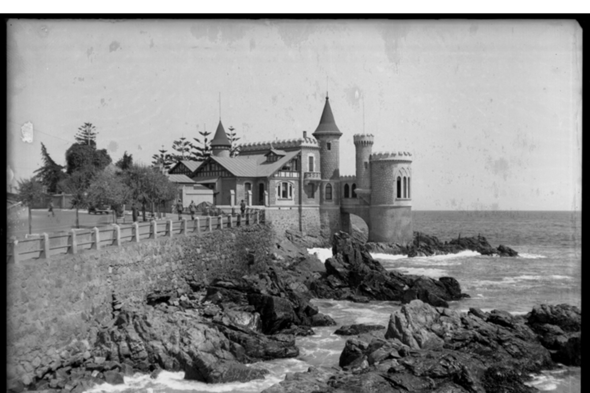 5. Castillo Wulff, sobre los roqueríos de la costa viñamarina,  1930