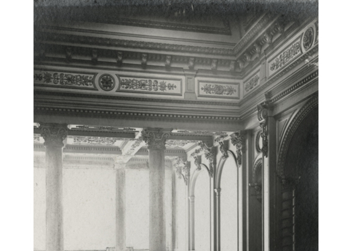 7. Vista interior del palacio Cousiño de Lota, 1930. Se observan columnas y elementos decorativos.