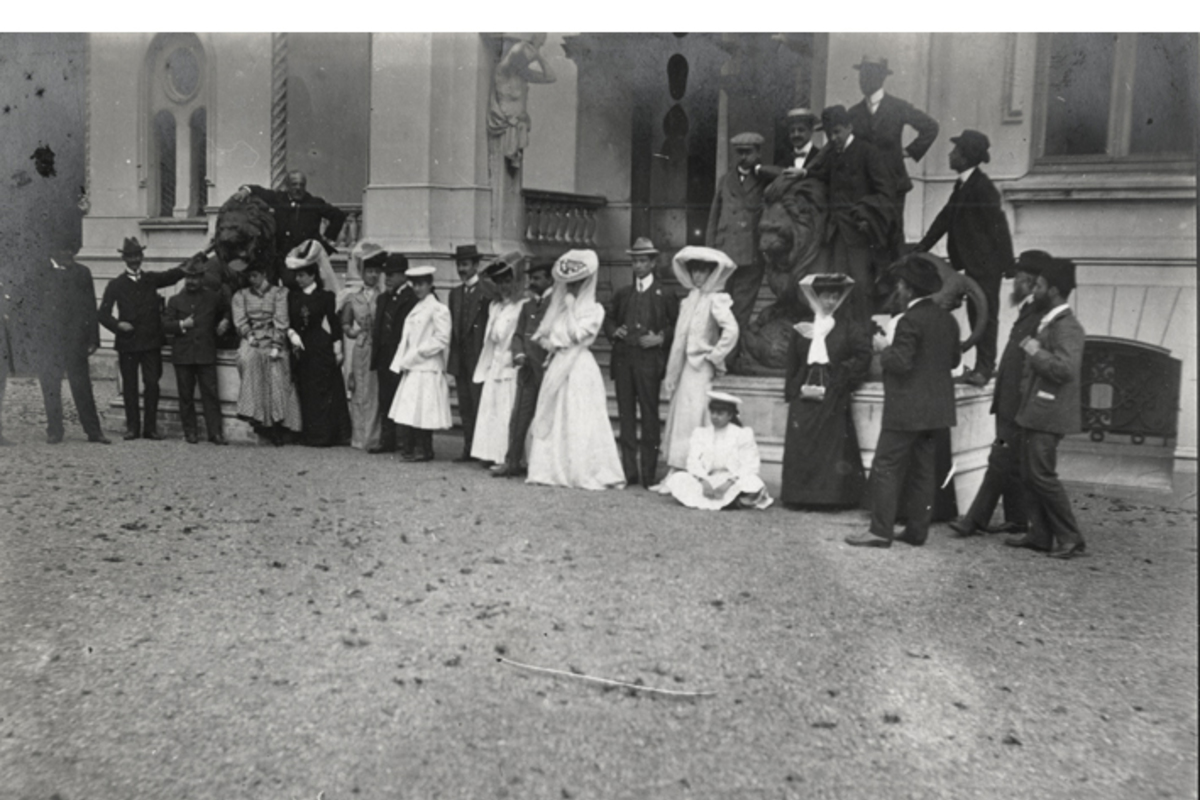 8. Hombres y mujeres a la entrada del Palacio Cousiño de Lota, 1905.