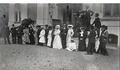 8. Hombres y mujeres a la entrada del Palacio Cousiño de Lota, 1905.