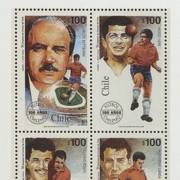 7. Estampilla que celebra los 100 años del fútbol en Chile.