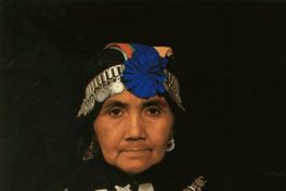 1. Mujer mapuche con su platería