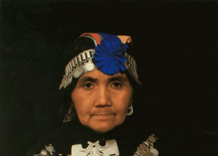 1. Mujer mapuche con su platería