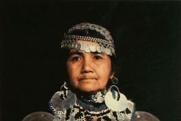 2. Mujer mapuche con su platería.