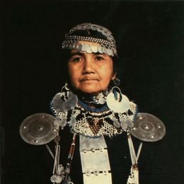 2. Mujer mapuche con su platería.