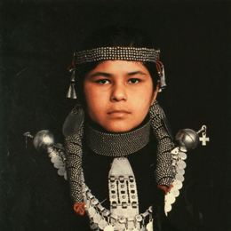 4. Mujer mapuche con su platería