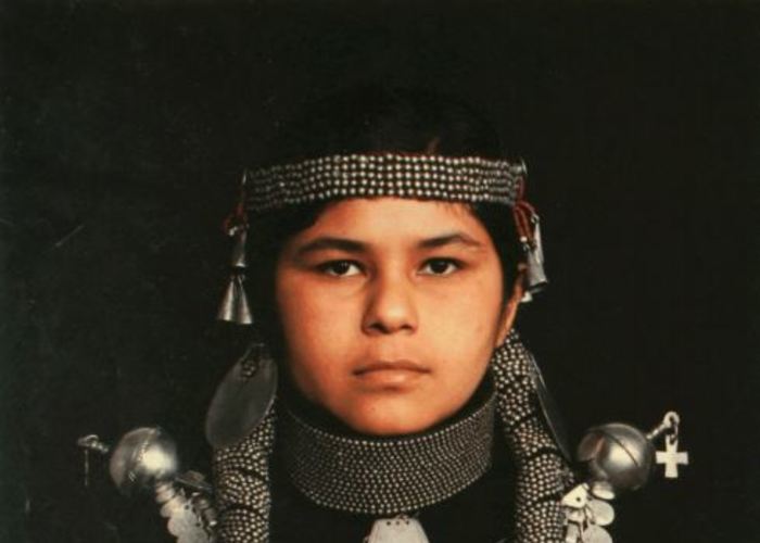 4. Mujer mapuche con su platería