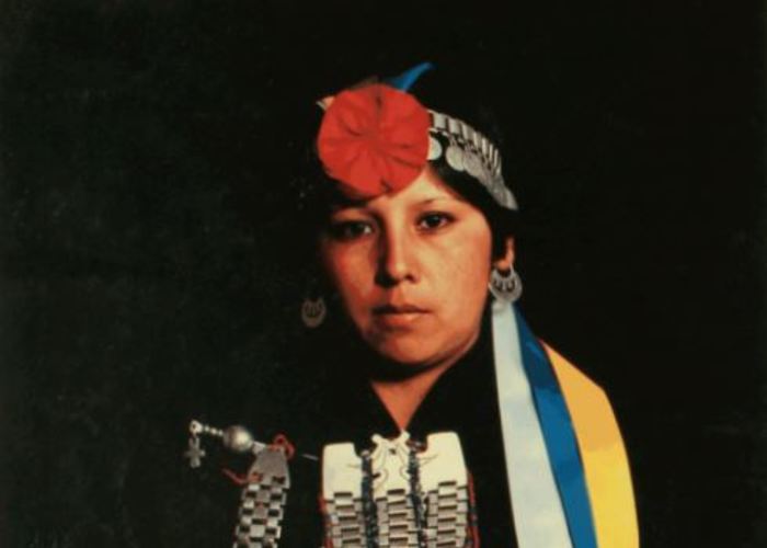 5. Mujer mapuche con su platería.