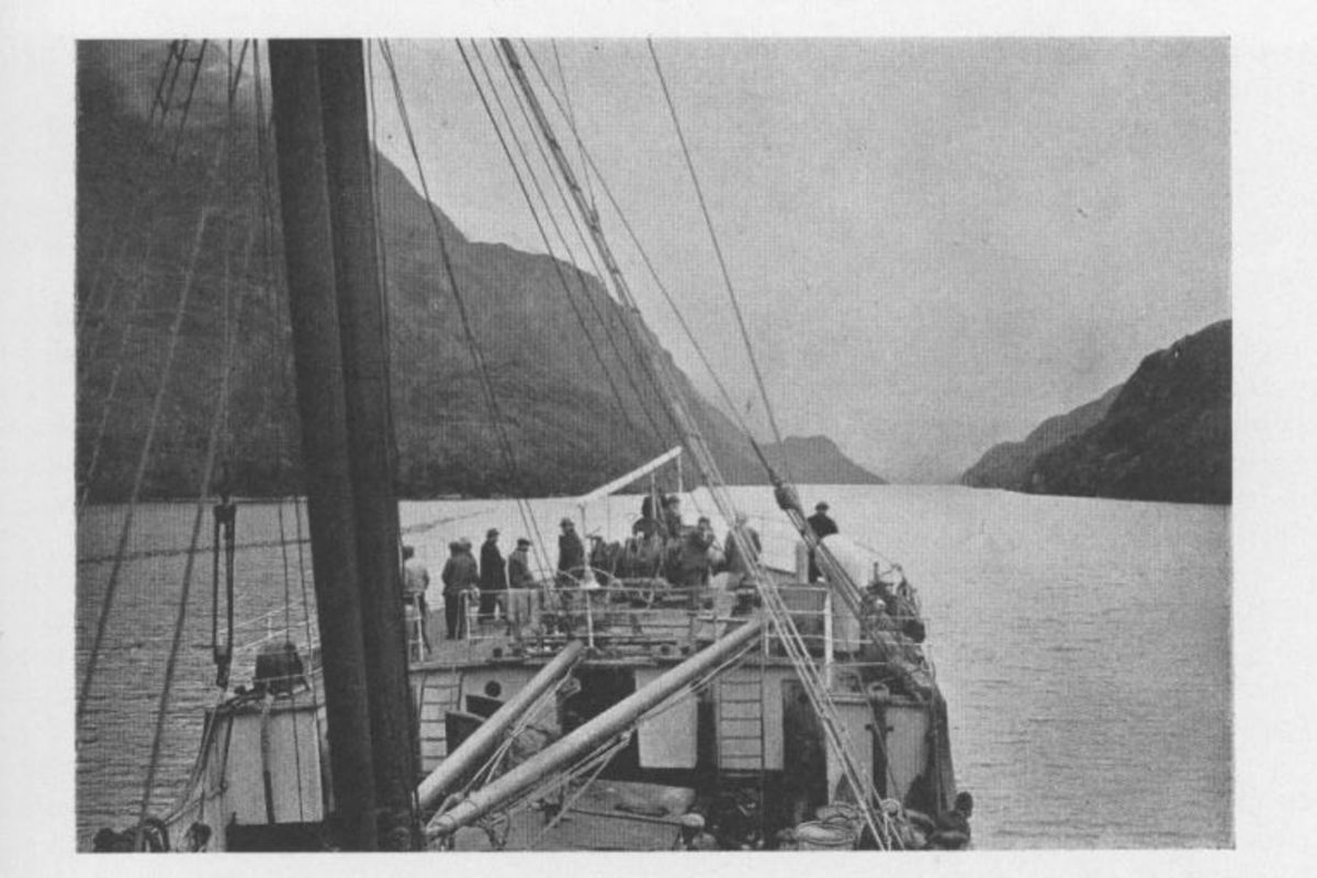 1. Navegando en los canales patagónicos.