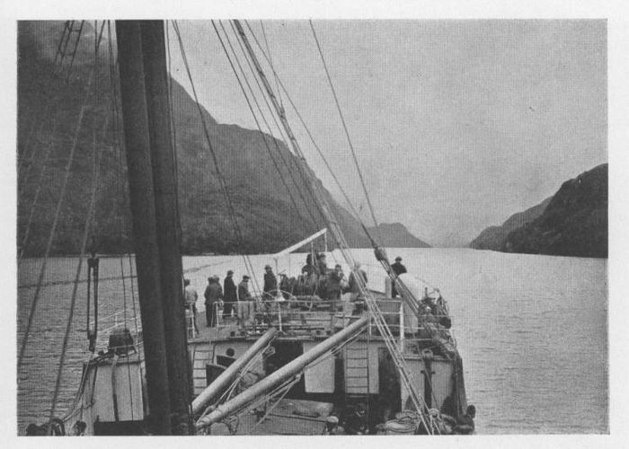 1. Navegando en los canales patagónicos.