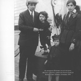 4. Huidobro y su familia viajando a Europa en 1916.