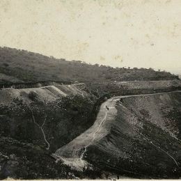 Camino de acceso al cerro recién terminado.