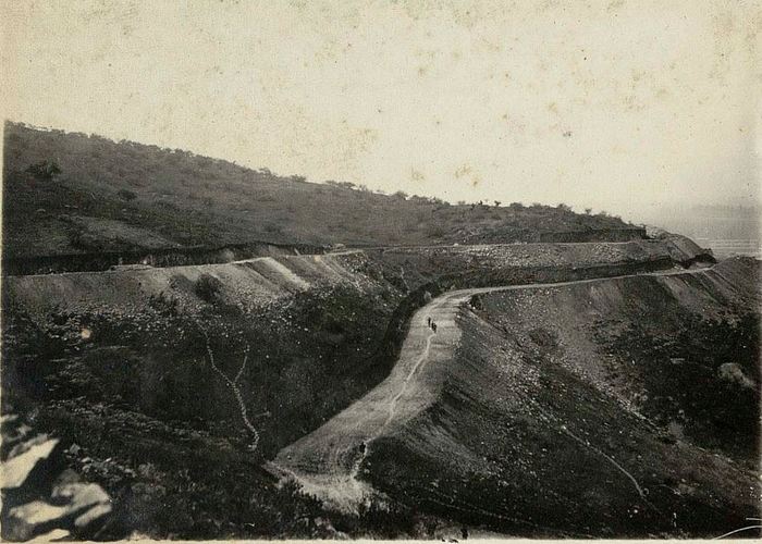 Camino de acceso al cerro recién terminado.