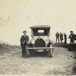 Primero auto sobre el Cerro San Cristóbal.