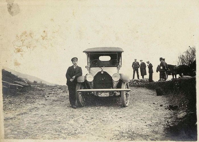 Primero auto sobre el Cerro San Cristóbal.