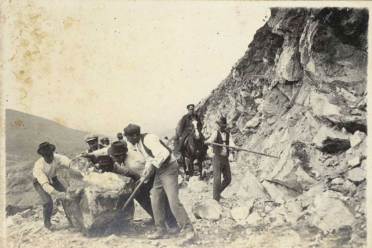 Limpiando de rocas el cerro.