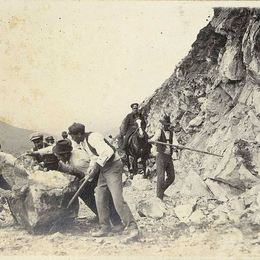 Limpiando de rocas el cerro.