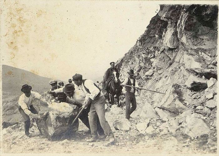 Limpiando de rocas el cerro.