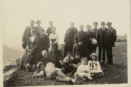 Familias paseando por el cerro.