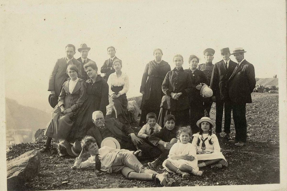 Familias paseando por el cerro.