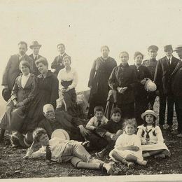 Familias paseando por el cerro.