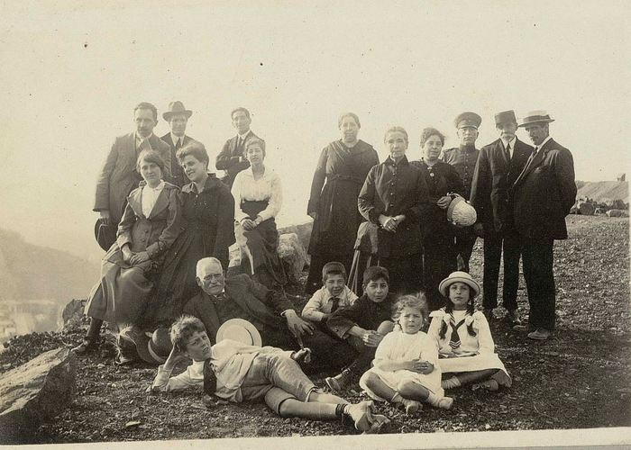 Familias paseando por el cerro.