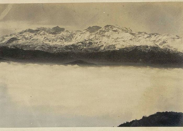 Vista de Santiago desde la cumbre del cerro un día de neblina.