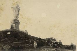 Virgen en la cumbre del cerro.